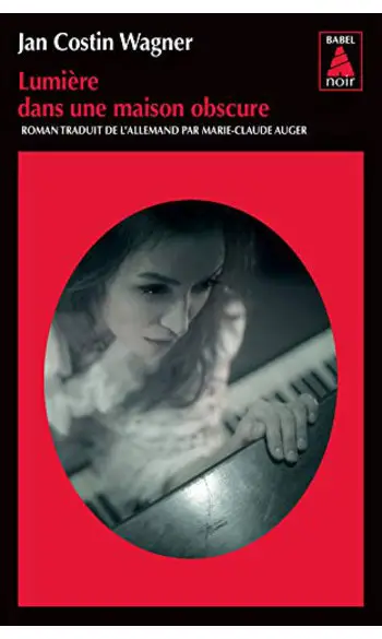 Lumière dans une maison obscure