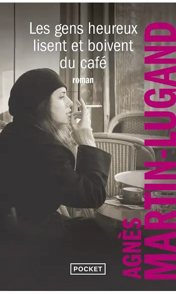 Les gens heureux lisent et boivent du ca