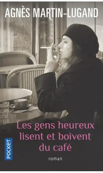 Les gens heureux lisent et boivent du ca